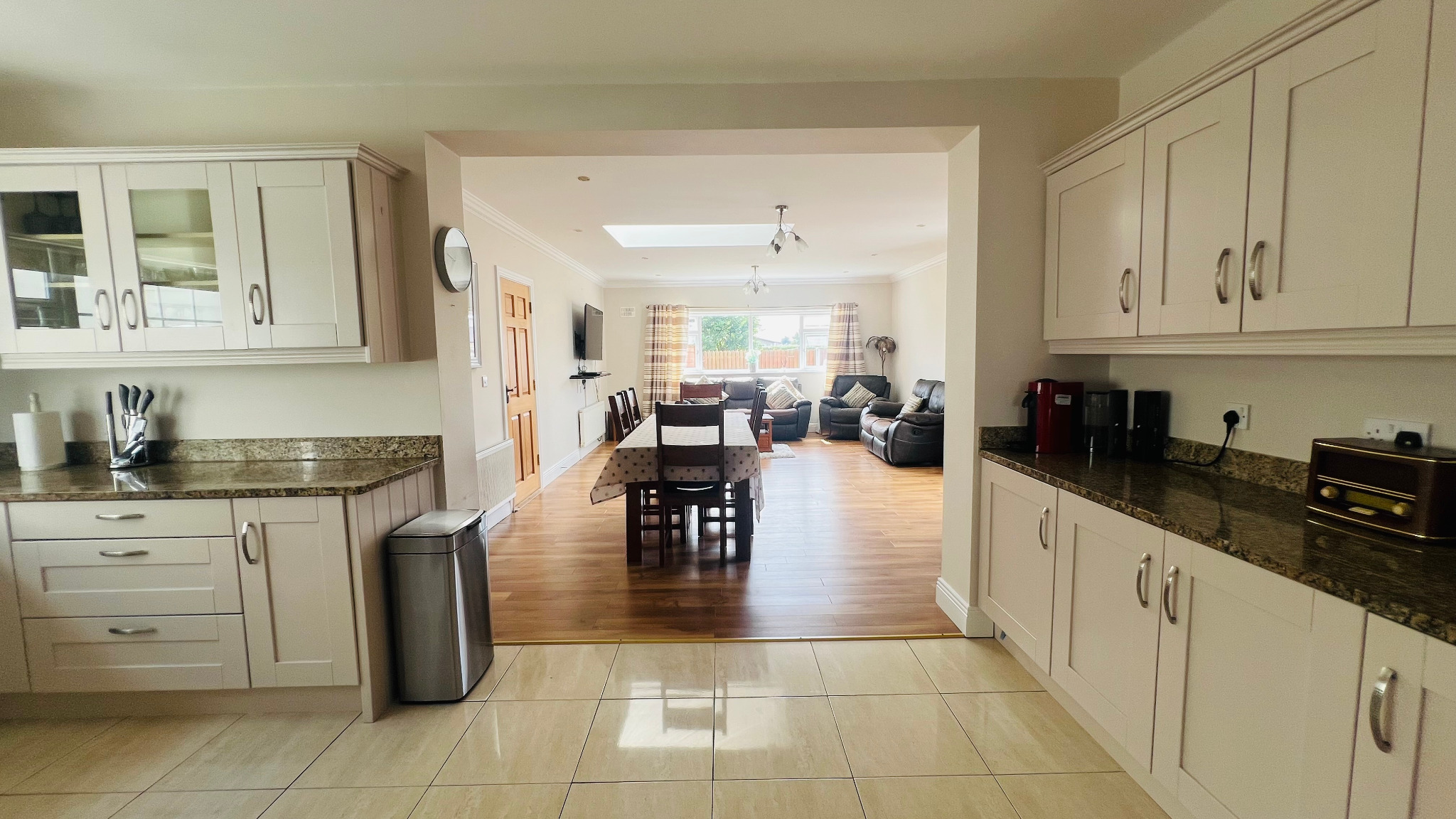 Kitchen and dining area at Ellington Lodge