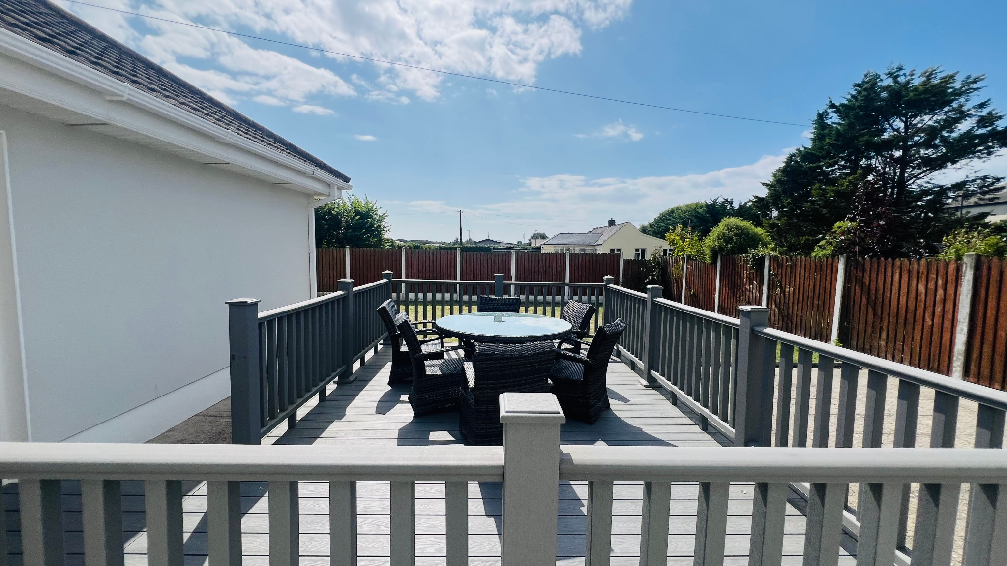 Outdoor dining terrace at Ellington Lodge