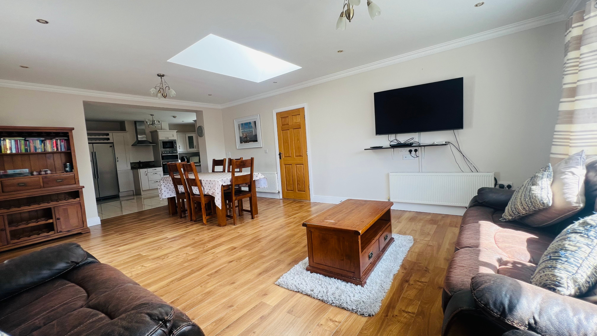 Living and dining room at Ellington Lodge